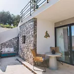 Triscele 10, Emma Villa