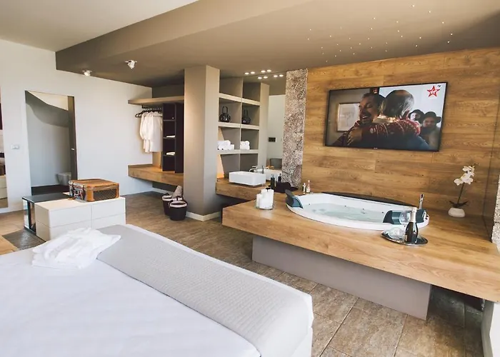 Vila Triscele 10, Emma *