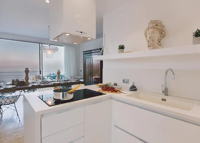 Triscele 10, Emma Vila Giardini Naxos