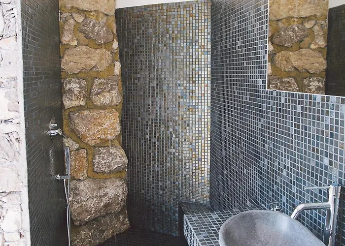 Triscele 10, Emma Vila