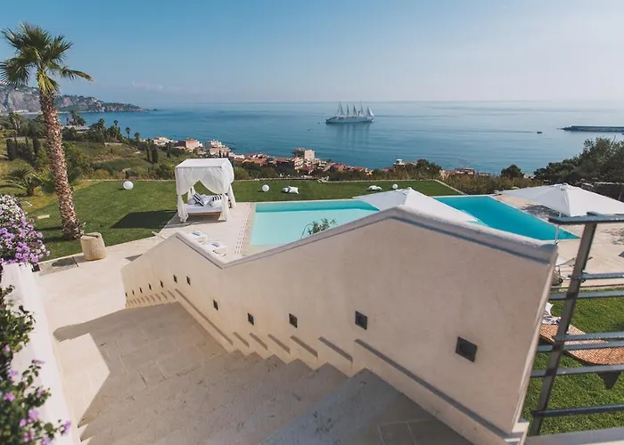 Triscele 10, Emma Vila Giardini Naxos