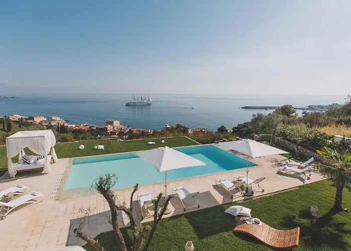 Triscele 10, Emma Vila Giardini Naxos