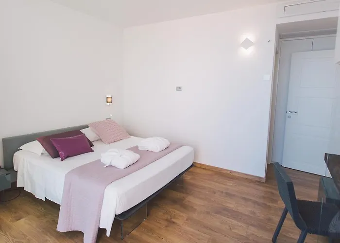 Vila Triscele 10, Emma *