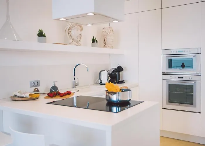 Triscele 10, Emma Villa