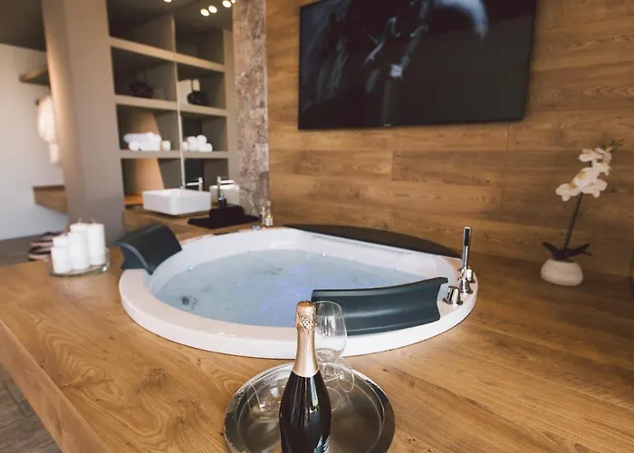 Triscele 10, Emma Villa